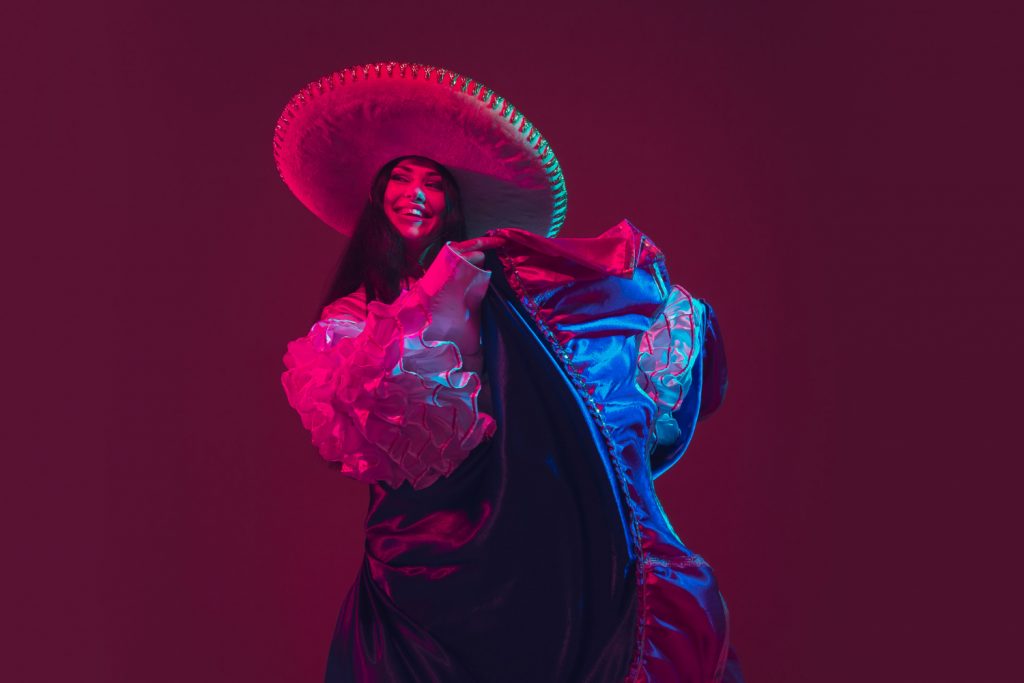 mujer bailando fiestas y tradiciones México