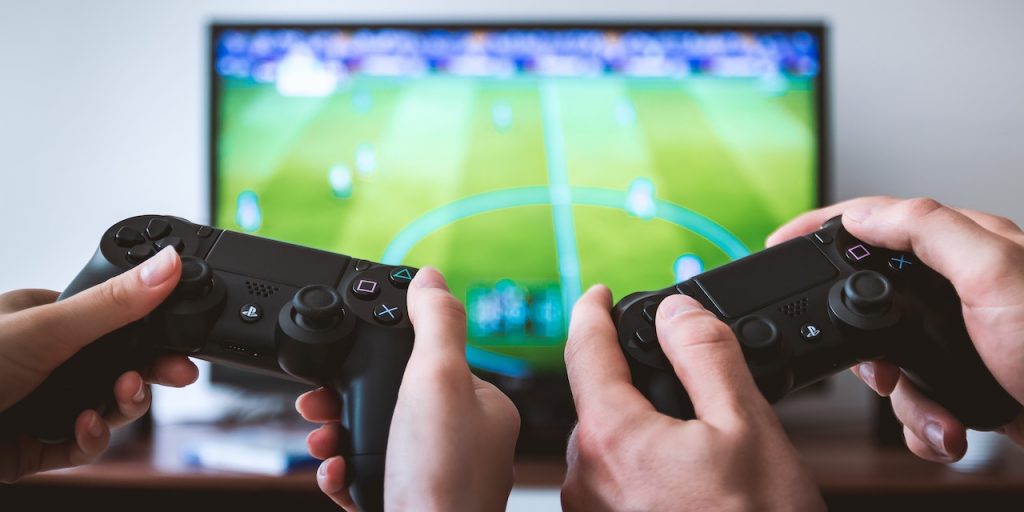 Reunión para jugar videojuegos con tus amigos