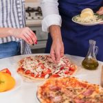 Preparar tu propia pizza es una experiencia muy divertida.