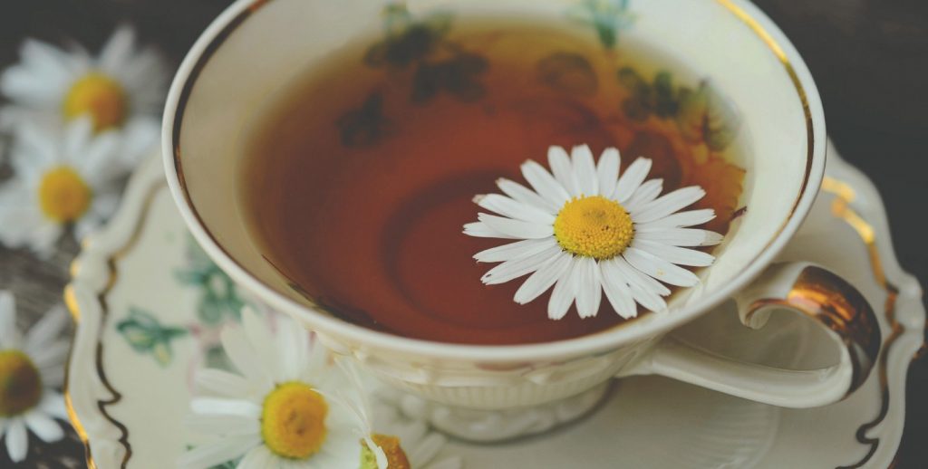 taza de té de manzanilla