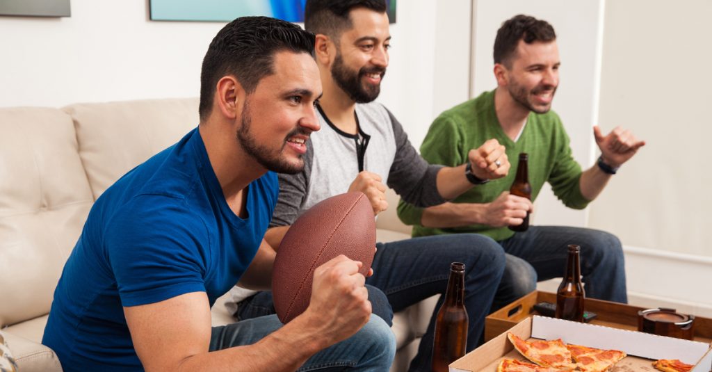 3 hombres reunidos para ver partidos