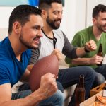 3 hombres reunidos para ver partidos