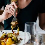 Mujer comiendo pasta en un restaurante