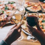 Cena con pizza y vino
