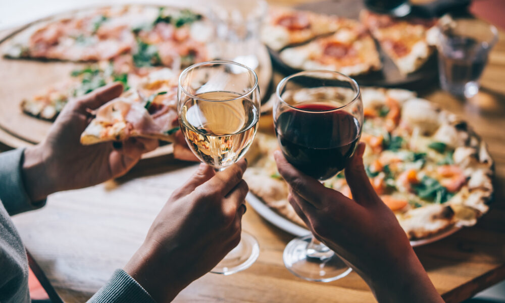 Cena con pizza y vino