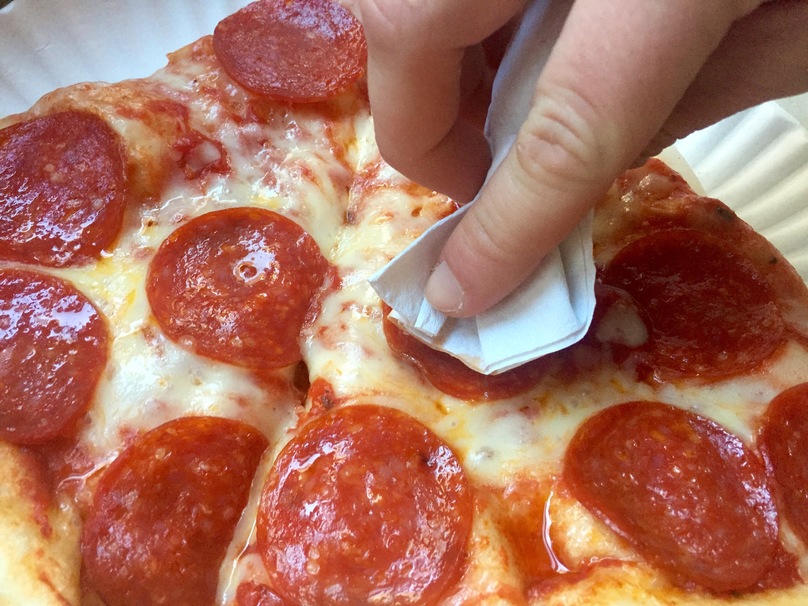 Absorber la grasa de la pizza