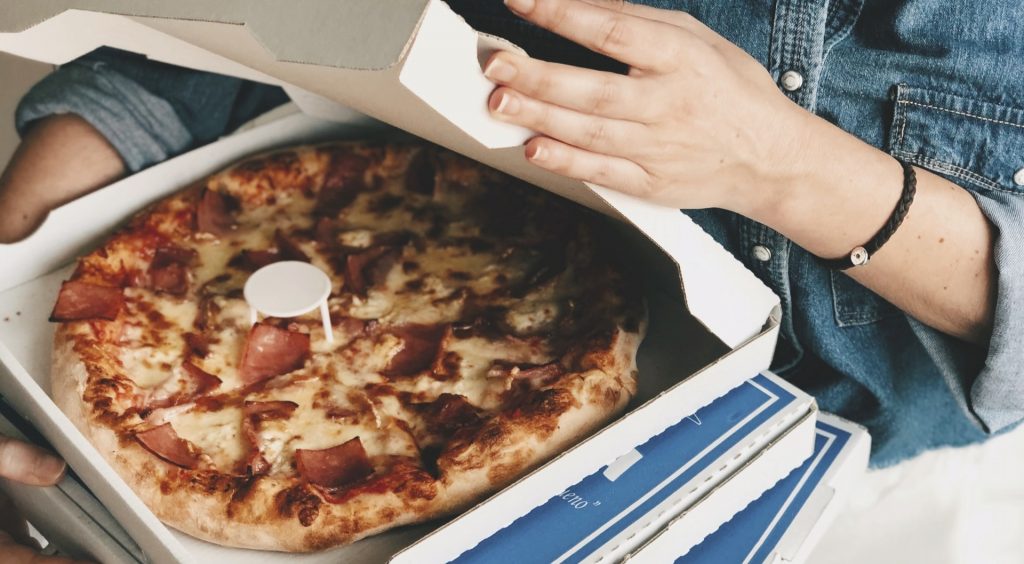 Entrega de pizza en caja