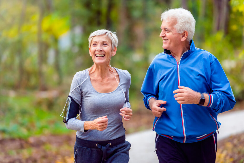 pareja de la 3ra edad corriendo