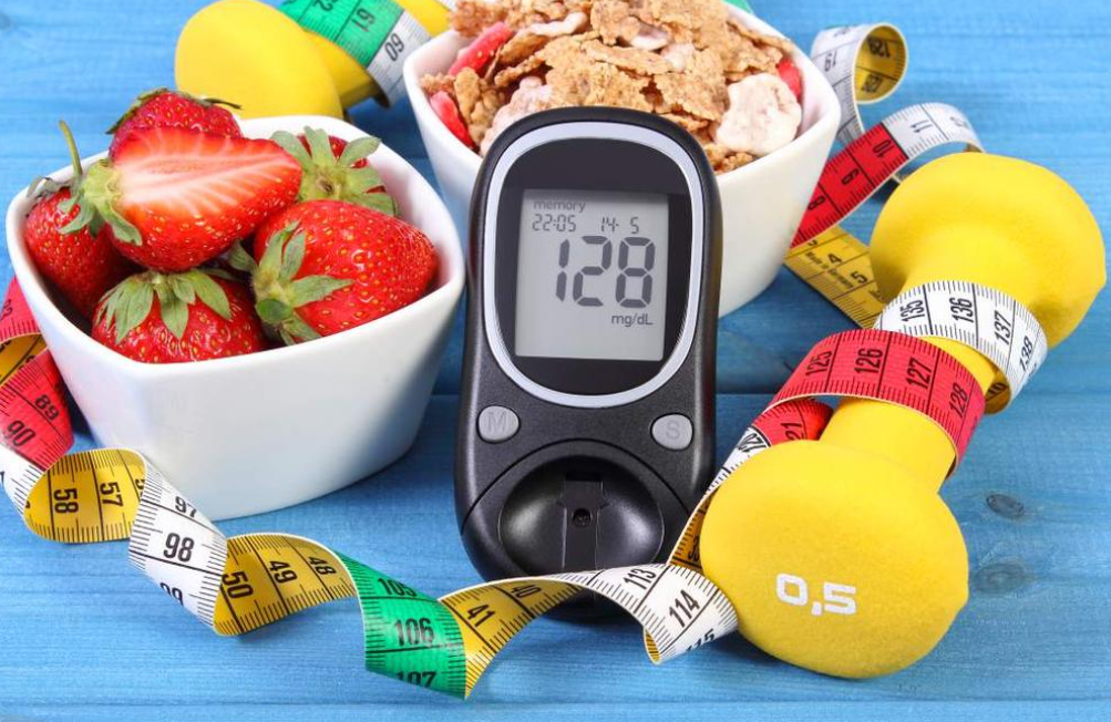 plato de frutas, cinta metrica, glucometro y mancuerna