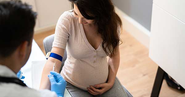 embarazada realizando prueba prenatal