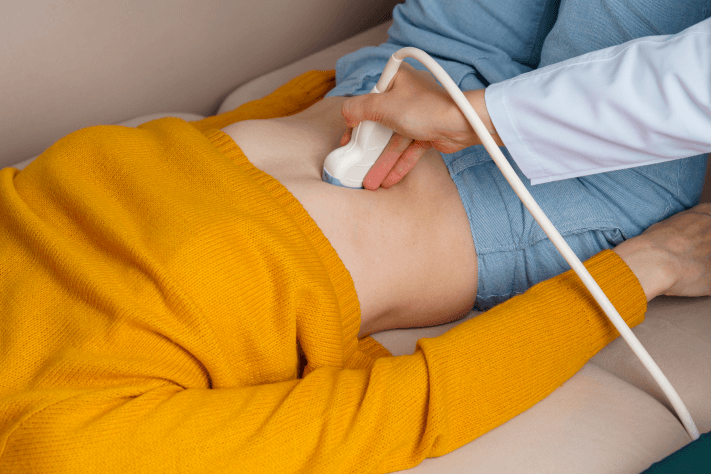 mujer en ultrasonido abdominal