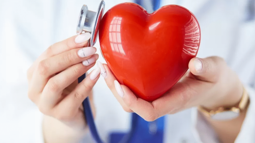doctora con corazón en la mano y estetoscopio