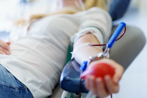 mujer realizandose una prueba de sangre