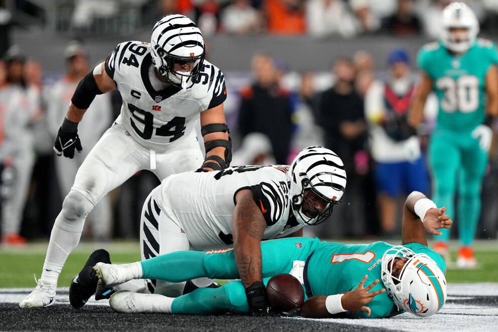 Tua Tagovailoa derribado por jugador de Bengals