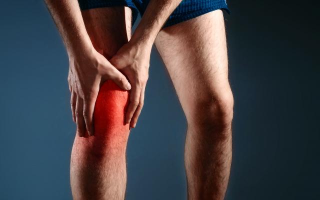 persona con problemas en la rodilla