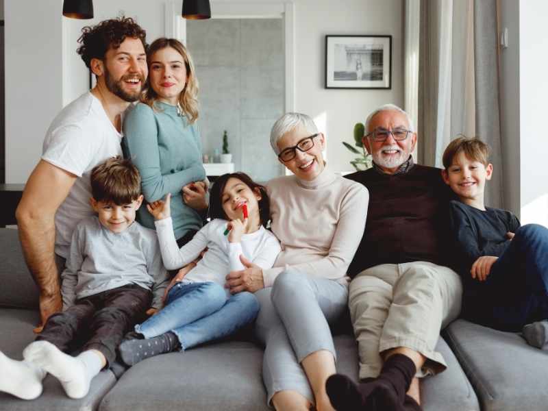 familia reunida, abuelos, nietos e hijos