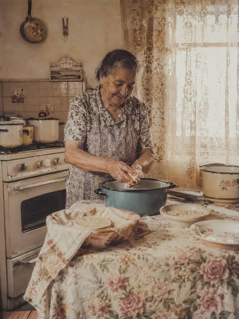 abuela cocinando