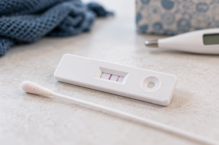Casete de prueba rápida e hisopo utilizados para detectar el virus durante la temporada de influenza.